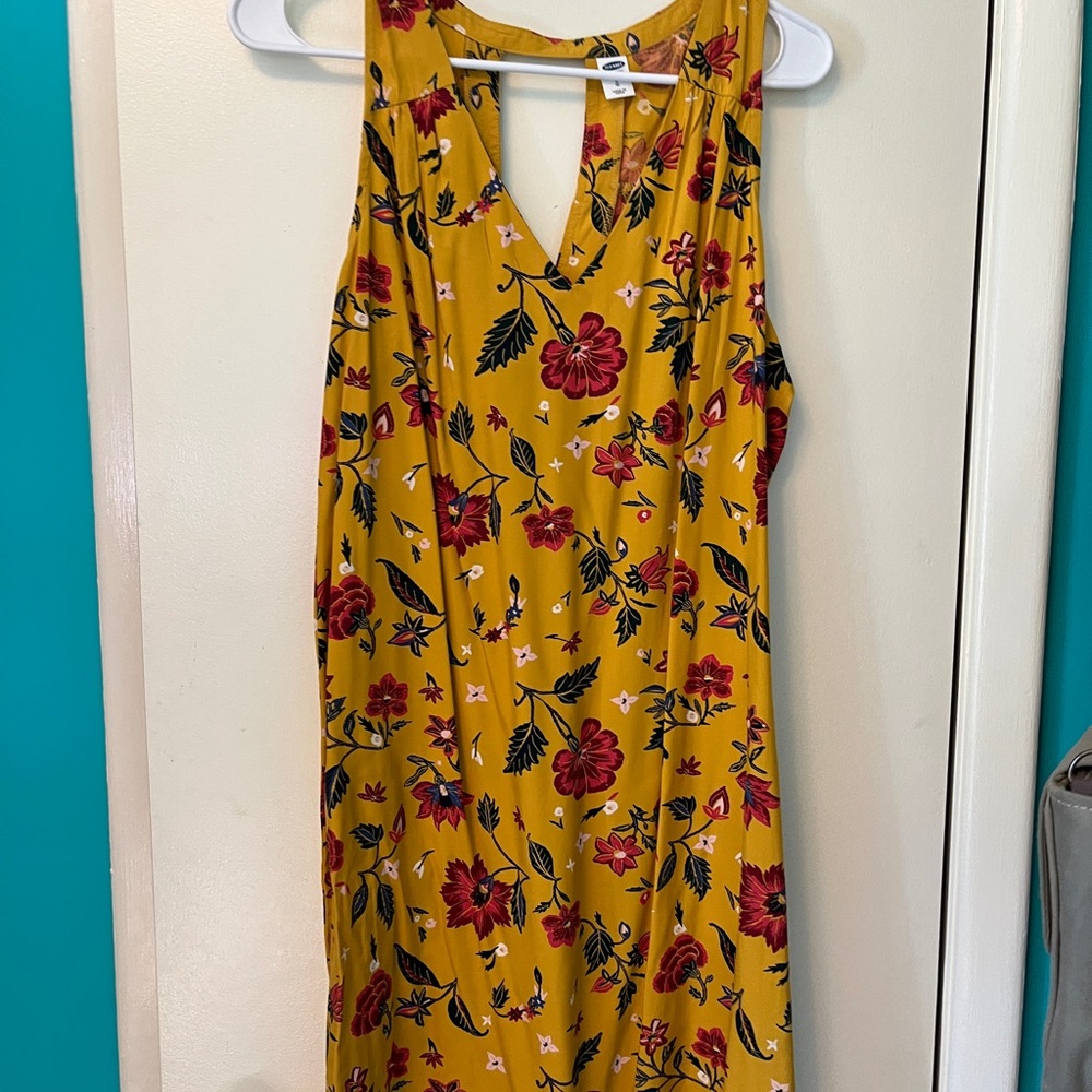 Yellow floral dress with keyhole cut out in the back